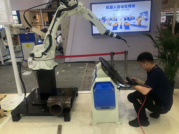 汽車配件焊接工作站的優(yōu)勢 汽車配件焊接工作站的優(yōu)勢