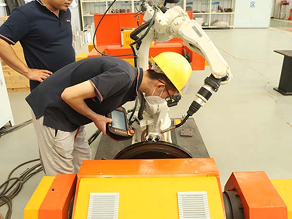 焊接機(jī)器人操作人員 焊接機(jī)器人操作人員